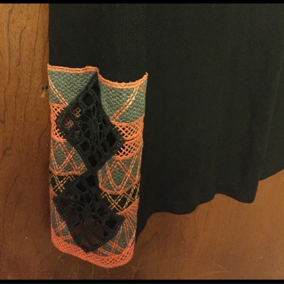 Geometric sleeved top- GUC - Picture 3 of 3